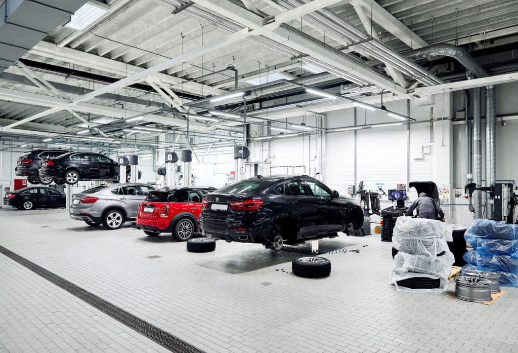 DI - auto repair shop with many BMW brand cars, repair, change wheels
