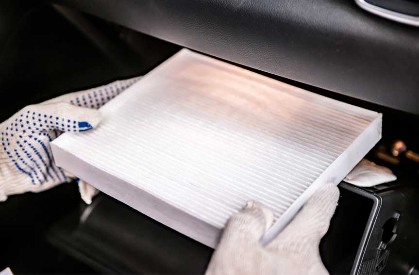 DI - Hand of mechanik is holds new car cabin filter